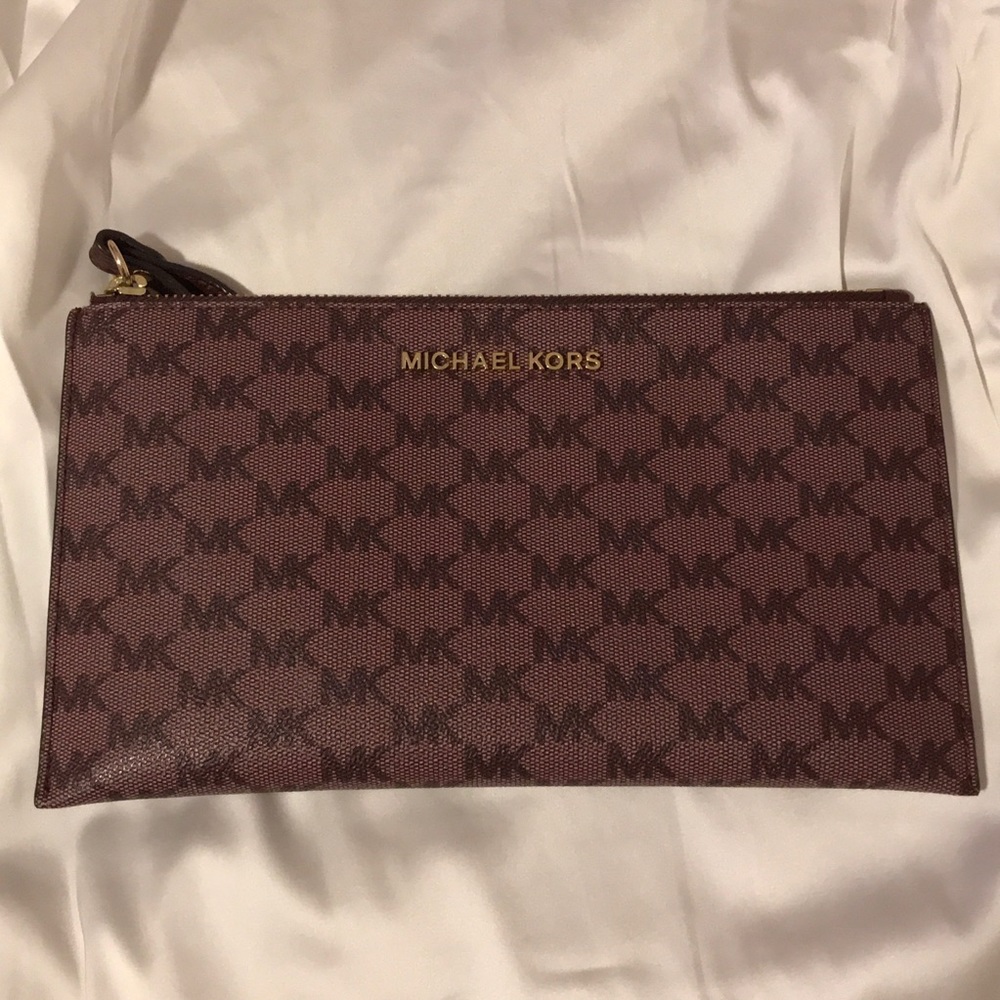 🎉Flash Sale Michael Kors Wristlet!🤎